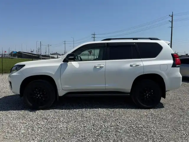 トヨタ ランドクルーザー プラド TX Lパッケージ マットブラED 愛知県 2023(令5)年 1.8万km ホワイトパールクリスタルシャイン 〇純正9インチディスプレイオーディオ/〇バックカメラ/〇パノラマモニター/〇ビルトインETC2.0/〇ドライブレコーダー/〇7人乗り/〇ムーンルーフ/〇セーフティセンス/〇レーダークルーズコントロール/〇プリクラッシュセーフティー/〇LEDヘッドランプ/〇オートライト/〇フォグランプ/〇純正18インチアルミ/〇パワーバッグドア/〇革巻きステアリング/〇左右独立オートエアコン/〇革シート/〇シートヒーター/〇シートベンチレーション/〇パワーシート/〇スマートエントリー/〇禁煙車