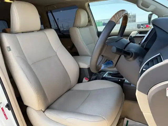 トヨタ ランドクルーザー プラド TX Lパッケージ マットブラED 愛知県 2023(令5)年 1.8万km ホワイトパールクリスタルシャイン 〇純正9インチディスプレイオーディオ/〇バックカメラ/〇パノラマモニター/〇ビルトインETC2.0/〇ドライブレコーダー/〇7人乗り/〇ムーンルーフ/〇セーフティセンス/〇レーダークルーズコントロール/〇プリクラッシュセーフティー/〇LEDヘッドランプ/〇オートライト/〇フォグランプ/〇純正18インチアルミ/〇パワーバッグドア/〇革巻きステアリング/〇左右独立オートエアコン/〇革シート/〇シートヒーター/〇シートベンチレーション/〇パワーシート/〇スマートエントリー/〇禁煙車