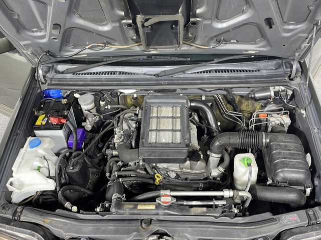 スズキ ジムニー ランドベンチャー 沖縄県 2004(平16)年 4.7万km オリーブグレーメタリック ・禁煙車/・ターボ車/・ＫＥＮＷＯＯＤナビ（フルセグテレビ、Ｂｌｕｅｔｏｏｔｈ、ＣＤ、ＤＶＤ）/・ＥＴＣ/・シートヒーター/・フォグランプ/・トランスファーレバー/・ハーフレザーシート/・純正アルミホイール/・ルーフレール/・キーレスエントリー/・マッドガード/・純正ドアバイザー