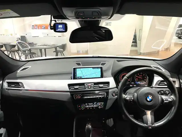 ＢＭＷ Ｘ１ xDrive 18d Mスポーツ 道央・札幌 2018(平30)年 5.8万km アルピンホワイトⅢ アドバンスドアクティブセーフティパッケージ/　・ACC/　・ヘッドアップディスプレイ/コンフォートパッケージ/　・オートマチックテールゲート/　・リアシートバックレストリリース/　・スライディングリアシート/OP19インチアロイホイール/純正HDDナビ/社外フルセグTV/CD/DVD/USB/Bluetooth/バックカメラ/PDC/電動フロントシート/シートヒーター/LEDヘッドライト