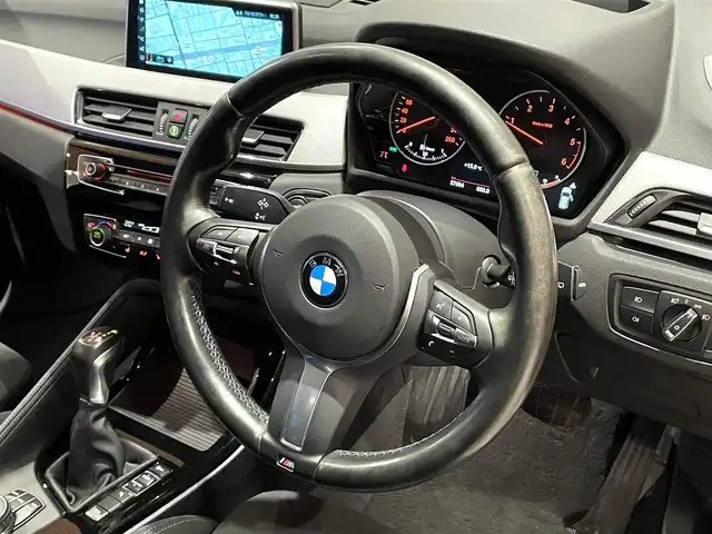 ＢＭＷ Ｘ１ xDrive 18d Mスポーツ 道央・札幌 2018(平30)年 5.8万km アルピンホワイトⅢ アドバンスドアクティブセーフティパッケージ/　・ACC/　・ヘッドアップディスプレイ/コンフォートパッケージ/　・オートマチックテールゲート/　・リアシートバックレストリリース/　・スライディングリアシート/OP19インチアロイホイール/純正HDDナビ/社外フルセグTV/CD/DVD/USB/Bluetooth/バックカメラ/PDC/電動フロントシート/シートヒーター/LEDヘッドライト