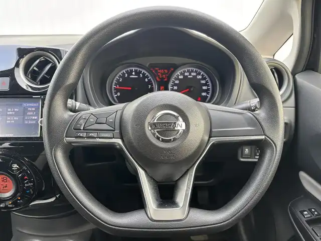 日産 ノート X 滋賀県 2017(平29)年 4.6万km スーパーブラック 純正メモリナビ/・Bluetooth/・フルセグ/・CD/DVD/衝突軽減ブレーキ/全方位カメラ/レーンキープアシスト/オートライト/前後コーナーセンサー/電納ウインカーミラー/パンク修理キット/ETC/スマートキー