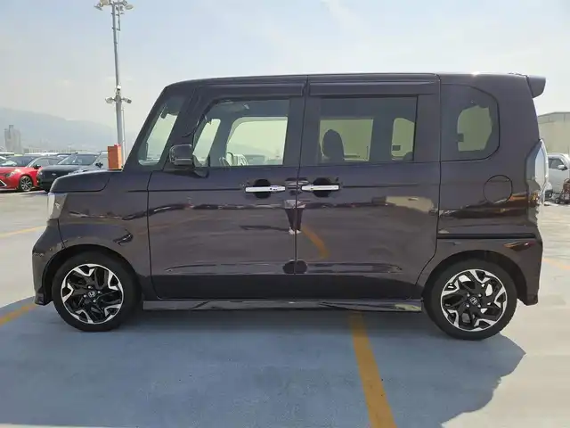 ホンダ Ｎ ＢＯＸ カスタム G L ターボ ホンダセンシング 福岡県 2018(平30)年 4.8万km プレミアムベルベットパープル・パール ワンオーナー/純正ナビ(Bluetooth/CD/DVD)/フルセグTV/両側パワースライドドア/バックカメラ/ビルトインETC/ドライブレコーダー/アダプティブクルーズコントロール/ソナーセンサー/ホンダセンシング/・衝突軽減ブレーキ/・前後誤発進抑制機能/・歩行者事故低減ステアリング/・先行車発進お知らせ機能/・車線維持支援システム/・オートハイビーム/・標識認識機能/ターボ/LEDヘッドランプ/本革巻きステアリング/パドルシフト/ブラック合皮/トリコットコンビシート/チップアップ機能/純正15インチアルミホイール/スマートキーシステム/プッシュエンジンスタート/禁煙車