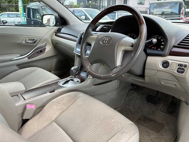トヨタ プレミオ 1．5F Lパケ プライムグリーン 熊本県 2012(平24)年 10.1万km ホワイトパールクリスタルシャイン １オーナー/社外オーディオ/【AM/FM/USB/AUX/CD】/ウッドコンビステアリング/オートライト/ＨＩＤヘッドライト/フォグランプ/電格ミラー/スマートキー/プッシュスタート/純正フロアマット/純正ドアバイザー/純正ホイールキャップ/取扱説明書/保証書