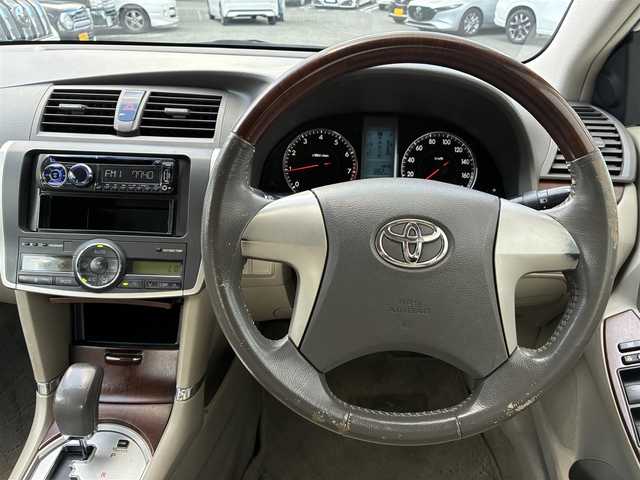トヨタ プレミオ 1．5F Lパケ プライムグリーン 熊本県 2012(平24)年 10.1万km ホワイトパールクリスタルシャイン １オーナー/社外オーディオ/【AM/FM/USB/AUX/CD】/ウッドコンビステアリング/オートライト/ＨＩＤヘッドライト/フォグランプ/電格ミラー/スマートキー/プッシュスタート/純正フロアマット/純正ドアバイザー/純正ホイールキャップ/取扱説明書/保証書