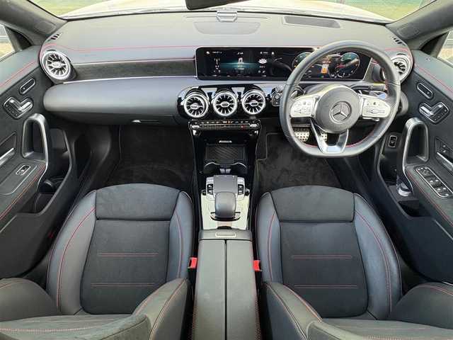 メルセデス・ベンツ ＣＬＡ２００ｄ 石川県 2019(令1)年 0.4万km 白 純正メモリナビ/Mercedes me/バック/フロント/サイド/360°カメラ/フルセグTV/Bluetooth/USB/アダプティブクルーズコントロール/ブルメスターサウンド/ヘッドアップディスプレイ/パノラミックスライディングルーフ/電動格納ミラー/ブラインドスポットモニター/アンビエントライト/パワーシート/メモリーシート/ETC