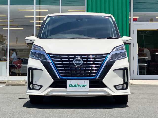 日産 セレナ e－パワー ハイウェイスター V 静岡県 2021(令3)年 4.8万km ブリリアントホワイトパール エンジンスタートボタン/パワーステアリング/パワーウィンドウ/アイドリングストップ/Wオートエアコン/クルーズコントロール/フリップダウンモニター/USB入力端子/ETC/全方位カメラ/純正10インチナビ（CD/DVD/BT）/三列シート/ドライブレコーダー/ウォークスルー/純正フロアマット/両側パワースライドドア/純正アルミホイール/ABS/横滑り防止装置/コーナーセンサー前後/レーンキープアシスト/オートライト/オートマチックハイビーム/LEDヘッドライト/W＋サイドエアバック/衝突軽減システム/プロパイロット/インテリジェントルームミラー/BSM