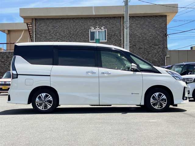 日産 セレナ e－パワー ハイウェイスター V 静岡県 2021(令3)年 4.8万km ブリリアントホワイトパール エンジンスタートボタン/パワーステアリング/パワーウィンドウ/アイドリングストップ/Wオートエアコン/クルーズコントロール/フリップダウンモニター/USB入力端子/ETC/全方位カメラ/純正10インチナビ（CD/DVD/BT）/三列シート/ドライブレコーダー/ウォークスルー/純正フロアマット/両側パワースライドドア/純正アルミホイール/ABS/横滑り防止装置/コーナーセンサー前後/レーンキープアシスト/オートライト/オートマチックハイビーム/LEDヘッドライト/W＋サイドエアバック/衝突軽減システム/プロパイロット/インテリジェントルームミラー/BSM