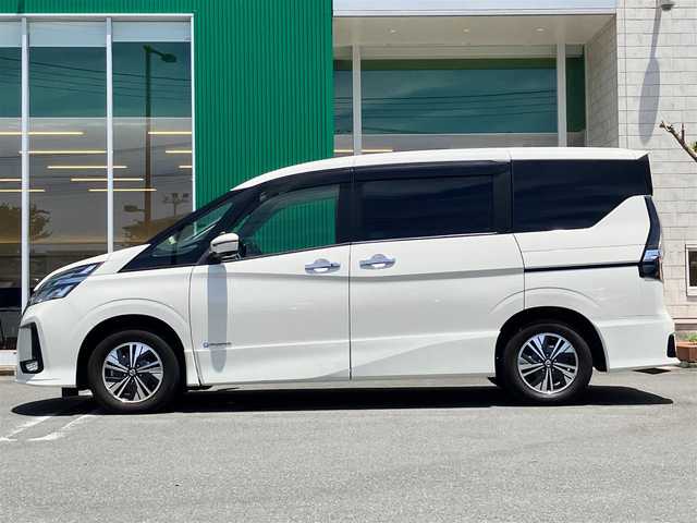 日産 セレナ e－パワー ハイウェイスター V 静岡県 2021(令3)年 4.8万km ブリリアントホワイトパール エンジンスタートボタン/パワーステアリング/パワーウィンドウ/アイドリングストップ/Wオートエアコン/クルーズコントロール/フリップダウンモニター/USB入力端子/ETC/全方位カメラ/純正10インチナビ（CD/DVD/BT）/三列シート/ドライブレコーダー/ウォークスルー/純正フロアマット/両側パワースライドドア/純正アルミホイール/ABS/横滑り防止装置/コーナーセンサー前後/レーンキープアシスト/オートライト/オートマチックハイビーム/LEDヘッドライト/W＋サイドエアバック/衝突軽減システム/プロパイロット/インテリジェントルームミラー/BSM