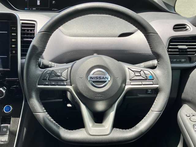 日産 セレナ e－パワー ハイウェイスター V 静岡県 2021(令3)年 4.8万km ブリリアントホワイトパール エンジンスタートボタン/パワーステアリング/パワーウィンドウ/アイドリングストップ/Wオートエアコン/クルーズコントロール/フリップダウンモニター/USB入力端子/ETC/全方位カメラ/純正10インチナビ（CD/DVD/BT）/三列シート/ドライブレコーダー/ウォークスルー/純正フロアマット/両側パワースライドドア/純正アルミホイール/ABS/横滑り防止装置/コーナーセンサー前後/レーンキープアシスト/オートライト/オートマチックハイビーム/LEDヘッドライト/W＋サイドエアバック/衝突軽減システム/プロパイロット/インテリジェントルームミラー/BSM