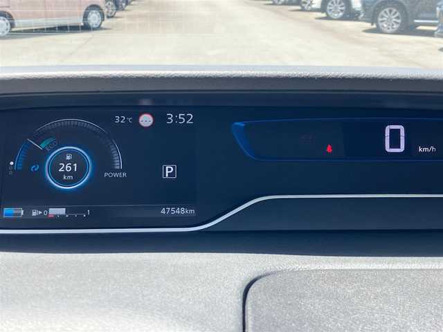 日産 セレナ e－パワー ハイウェイスター V 静岡県 2021(令3)年 4.8万km ブリリアントホワイトパール エンジンスタートボタン/パワーステアリング/パワーウィンドウ/アイドリングストップ/Wオートエアコン/クルーズコントロール/フリップダウンモニター/USB入力端子/ETC/全方位カメラ/純正10インチナビ（CD/DVD/BT）/三列シート/ドライブレコーダー/ウォークスルー/純正フロアマット/両側パワースライドドア/純正アルミホイール/ABS/横滑り防止装置/コーナーセンサー前後/レーンキープアシスト/オートライト/オートマチックハイビーム/LEDヘッドライト/W＋サイドエアバック/衝突軽減システム/プロパイロット/インテリジェントルームミラー/BSM