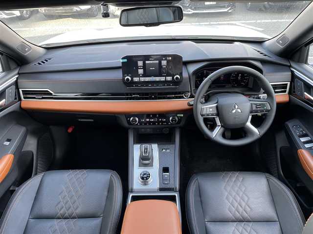 三菱 アウトランダー ＰＨＥＶ P 東京都 2022(令4)年 3.9万km ホワイトダイヤモンド パノラマサンルーフ/純正ナビ/マルチアラウンドモニター/衝突被害軽減/後側方車両検知警報/マイパイロット/シートヒーター/パワーシート/パワーバックドア/ETC/ドライブレコーダー/ワイヤレス充電器