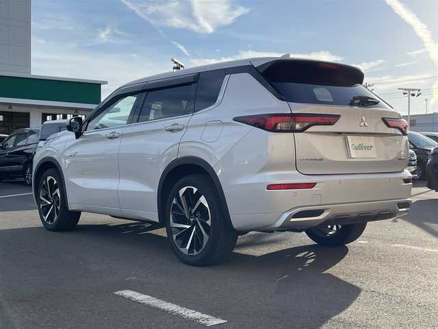 三菱 アウトランダー ＰＨＥＶ P 東京都 2022(令4)年 3.9万km ホワイトダイヤモンド パノラマサンルーフ/純正ナビ/マルチアラウンドモニター/衝突被害軽減/後側方車両検知警報/マイパイロット/シートヒーター/パワーシート/パワーバックドア/ETC/ドライブレコーダー/ワイヤレス充電器