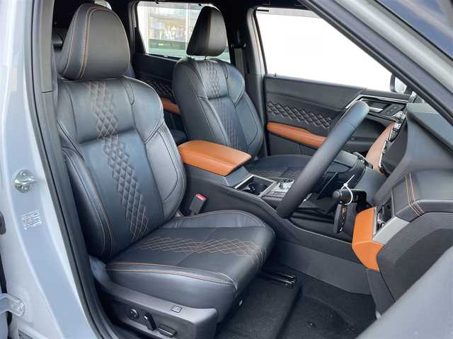 三菱 アウトランダー ＰＨＥＶ P 東京都 2022(令4)年 3.9万km ホワイトダイヤモンド パノラマサンルーフ/純正ナビ/マルチアラウンドモニター/衝突被害軽減/後側方車両検知警報/マイパイロット/シートヒーター/パワーシート/パワーバックドア/ETC/ドライブレコーダー/ワイヤレス充電器