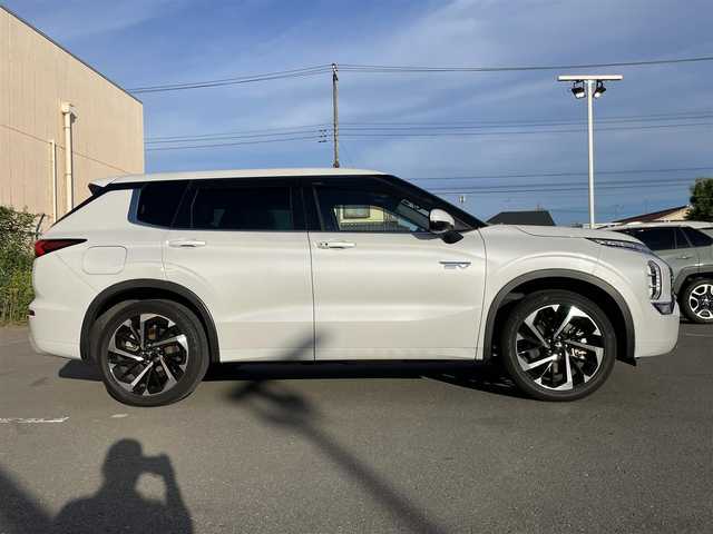 三菱 アウトランダー ＰＨＥＶ P 東京都 2022(令4)年 3.9万km ホワイトダイヤモンド パノラマサンルーフ/純正ナビ/マルチアラウンドモニター/衝突被害軽減/後側方車両検知警報/マイパイロット/シートヒーター/パワーシート/パワーバックドア/ETC/ドライブレコーダー/ワイヤレス充電器