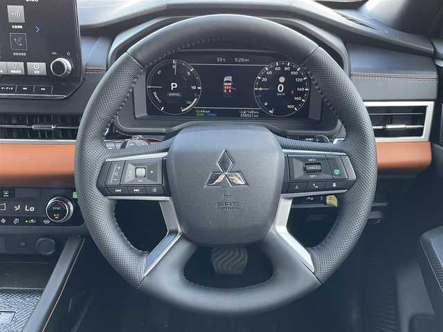 三菱 アウトランダー ＰＨＥＶ P 東京都 2022(令4)年 3.9万km ホワイトダイヤモンド パノラマサンルーフ/純正ナビ/マルチアラウンドモニター/衝突被害軽減/後側方車両検知警報/マイパイロット/シートヒーター/パワーシート/パワーバックドア/ETC/ドライブレコーダー/ワイヤレス充電器