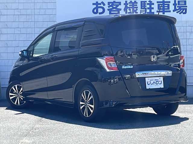 ホンダ フリード スパイク ハイブリット プレミアムエディション 山口県 2015(平27)年 8.3万km プレミアムスパークルブラックパール 株)IDOMが運営する【じしゃロン宇部店】の自社ローン専用車両になります。こちらは現金またはオートローンご利用時の価格です。自社ローンご希望の方は別途その旨お申付け下さい。/社外ナビ（FH-6220DVD）　/バックカメラ　/純正フロアマット　/ハーフレザーシート　/社外アルミホイール　/両側パワースライドドア　/横滑り防止装置　/キセノンヘッドライト　/革巻きハンドル　/クルーズコントロール　/ＥＴＣ