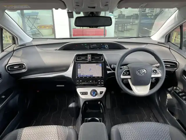 トヨタ プリウス A 香川県 2018(平30)年 3.4万km アティチュードブラックマイカ 登録時走行距離33145km/純正9型ＳＤナビ【NSZT-Y68T】/(フルセグTV/Bluetooth/DVD/MSV)/バックカメラ/純正ドライブレコーダー【DRT-H68A】/純正ビルトインETC/トヨタセーフティセンス/・プリクラッシュセーフティ/・アダプティブクルーズコントロール/・レーンディパーチャーアラート/・オートマチックハイビーム/・クリアランスソナー/ブラインドスポットモニター/ヘッドアップディスプレイ/パーキングアシスト/革巻きステアリング/ステアリングスイッチ/オートLEDヘッドライト/純正15インチアルミホイール/純正フロアマット/ドアバイザー/トノカバー/オート開閉機能付電動格納ミラー/スマートキー/スペアキー
