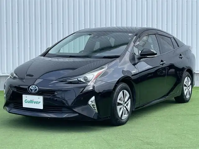 トヨタ プリウス A 香川県 2018(平30)年 3.4万km アティチュードブラックマイカ 登録時走行距離33145km/純正9型ＳＤナビ【NSZT-Y68T】/(フルセグTV/Bluetooth/DVD/MSV)/バックカメラ/純正ドライブレコーダー【DRT-H68A】/純正ビルトインETC/トヨタセーフティセンス/・プリクラッシュセーフティ/・アダプティブクルーズコントロール/・レーンディパーチャーアラート/・オートマチックハイビーム/・クリアランスソナー/ブラインドスポットモニター/ヘッドアップディスプレイ/パーキングアシスト/革巻きステアリング/ステアリングスイッチ/オートLEDヘッドライト/純正15インチアルミホイール/純正フロアマット/ドアバイザー/トノカバー/オート開閉機能付電動格納ミラー/スマートキー/スペアキー