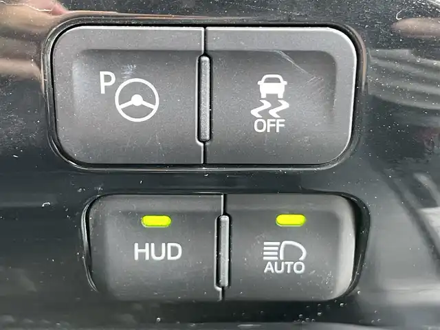 トヨタ プリウス A 香川県 2018(平30)年 3.4万km アティチュードブラックマイカ 登録時走行距離33145km/純正9型ＳＤナビ【NSZT-Y68T】/(フルセグTV/Bluetooth/DVD/MSV)/バックカメラ/純正ドライブレコーダー【DRT-H68A】/純正ビルトインETC/トヨタセーフティセンス/・プリクラッシュセーフティ/・アダプティブクルーズコントロール/・レーンディパーチャーアラート/・オートマチックハイビーム/・クリアランスソナー/ブラインドスポットモニター/ヘッドアップディスプレイ/パーキングアシスト/革巻きステアリング/ステアリングスイッチ/オートLEDヘッドライト/純正15インチアルミホイール/純正フロアマット/ドアバイザー/トノカバー/オート開閉機能付電動格納ミラー/スマートキー/スペアキー