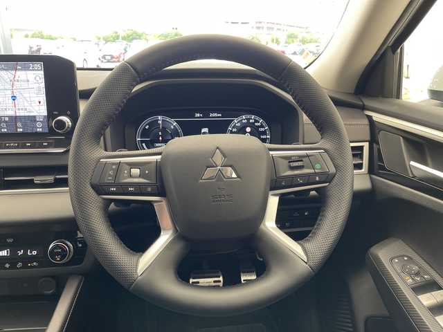 三菱 アウトランダー ＰＨＥＶ G 愛知県 2022(令4)年 1.6万km ホワイトダイヤモンド マイパイロット/Ｅアシスト/純正9型ディズプレイオーディオ　ナビ機能あり/全方位カメラ/クルーズコントロール/シートヒーター/バックカメラ/電動リアゲート/パワーシート/ヘッドアップディスプレイ/コーナーセンサー/純正アルミホイール/ブラインドスポットモニター/ETC2.0/LEDヘッドライト/４WD/パドルシフト/ステアリングヒーター/インテリジェントミラー/オートマチックハイビーム/ワイヤレス充電器/衝突軽減システム/フルセグ/Bluetooth/ドライブレコーダー/ステアリングスイッチ/スマートキー/プッシュスタート