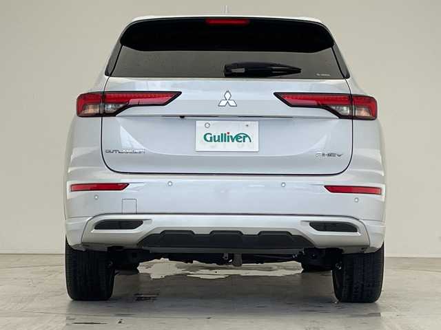 三菱 アウトランダー ＰＨＥＶ G 愛知県 2022(令4)年 1.6万km ホワイトダイヤモンド マイパイロット/Ｅアシスト/純正9型ディズプレイオーディオ　ナビ機能あり/全方位カメラ/クルーズコントロール/シートヒーター/バックカメラ/電動リアゲート/パワーシート/ヘッドアップディスプレイ/コーナーセンサー/純正アルミホイール/ブラインドスポットモニター/ETC2.0/LEDヘッドライト/４WD/パドルシフト/ステアリングヒーター/インテリジェントミラー/オートマチックハイビーム/ワイヤレス充電器/衝突軽減システム/フルセグ/Bluetooth/ドライブレコーダー/ステアリングスイッチ/スマートキー/プッシュスタート