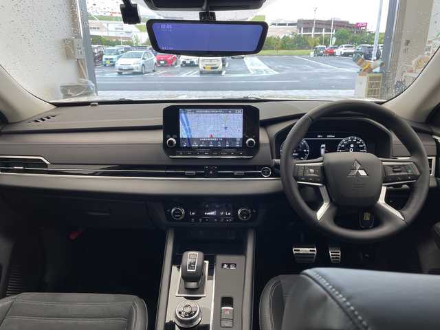 三菱 アウトランダー ＰＨＥＶ G 愛知県 2022(令4)年 1.6万km ホワイトダイヤモンド マイパイロット/Ｅアシスト/純正9型ディズプレイオーディオ　ナビ機能あり/全方位カメラ/クルーズコントロール/シートヒーター/バックカメラ/電動リアゲート/パワーシート/ヘッドアップディスプレイ/コーナーセンサー/純正アルミホイール/ブラインドスポットモニター/ETC2.0/LEDヘッドライト/４WD/パドルシフト/ステアリングヒーター/インテリジェントミラー/オートマチックハイビーム/ワイヤレス充電器/衝突軽減システム/フルセグ/Bluetooth/ドライブレコーダー/ステアリングスイッチ/スマートキー/プッシュスタート