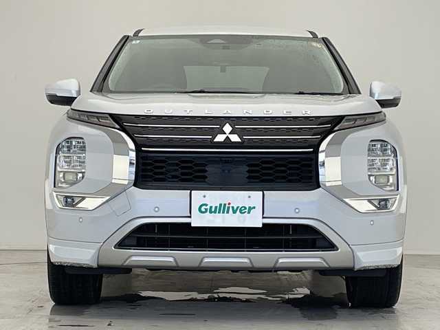 三菱 アウトランダー ＰＨＥＶ G 愛知県 2022(令4)年 1.6万km ホワイトダイヤモンド マイパイロット/Ｅアシスト/純正9型ディズプレイオーディオ　ナビ機能あり/全方位カメラ/クルーズコントロール/シートヒーター/バックカメラ/電動リアゲート/パワーシート/ヘッドアップディスプレイ/コーナーセンサー/純正アルミホイール/ブラインドスポットモニター/ETC2.0/LEDヘッドライト/４WD/パドルシフト/ステアリングヒーター/インテリジェントミラー/オートマチックハイビーム/ワイヤレス充電器/衝突軽減システム/フルセグ/Bluetooth/ドライブレコーダー/ステアリングスイッチ/スマートキー/プッシュスタート