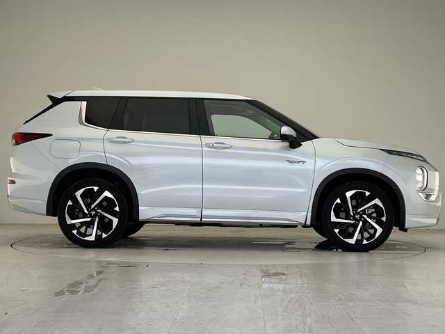 三菱 アウトランダー ＰＨＥＶ G 愛知県 2022(令4)年 1.6万km ホワイトダイヤモンド マイパイロット/Ｅアシスト/純正9型ディズプレイオーディオ　ナビ機能あり/全方位カメラ/クルーズコントロール/シートヒーター/バックカメラ/電動リアゲート/パワーシート/ヘッドアップディスプレイ/コーナーセンサー/純正アルミホイール/ブラインドスポットモニター/ETC2.0/LEDヘッドライト/４WD/パドルシフト/ステアリングヒーター/インテリジェントミラー/オートマチックハイビーム/ワイヤレス充電器/衝突軽減システム/フルセグ/Bluetooth/ドライブレコーダー/ステアリングスイッチ/スマートキー/プッシュスタート