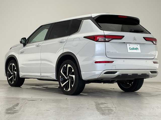 三菱 アウトランダー ＰＨＥＶ G 愛知県 2022(令4)年 1.6万km ホワイトダイヤモンド マイパイロット/Ｅアシスト/純正9型ディズプレイオーディオ　ナビ機能あり/全方位カメラ/クルーズコントロール/シートヒーター/バックカメラ/電動リアゲート/パワーシート/ヘッドアップディスプレイ/コーナーセンサー/純正アルミホイール/ブラインドスポットモニター/ETC2.0/LEDヘッドライト/４WD/パドルシフト/ステアリングヒーター/インテリジェントミラー/オートマチックハイビーム/ワイヤレス充電器/衝突軽減システム/フルセグ/Bluetooth/ドライブレコーダー/ステアリングスイッチ/スマートキー/プッシュスタート