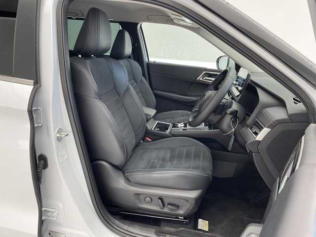 三菱 アウトランダー ＰＨＥＶ G 愛知県 2022(令4)年 1.6万km ホワイトダイヤモンド マイパイロット/Ｅアシスト/純正9型ディズプレイオーディオ　ナビ機能あり/全方位カメラ/クルーズコントロール/シートヒーター/バックカメラ/電動リアゲート/パワーシート/ヘッドアップディスプレイ/コーナーセンサー/純正アルミホイール/ブラインドスポットモニター/ETC2.0/LEDヘッドライト/４WD/パドルシフト/ステアリングヒーター/インテリジェントミラー/オートマチックハイビーム/ワイヤレス充電器/衝突軽減システム/フルセグ/Bluetooth/ドライブレコーダー/ステアリングスイッチ/スマートキー/プッシュスタート