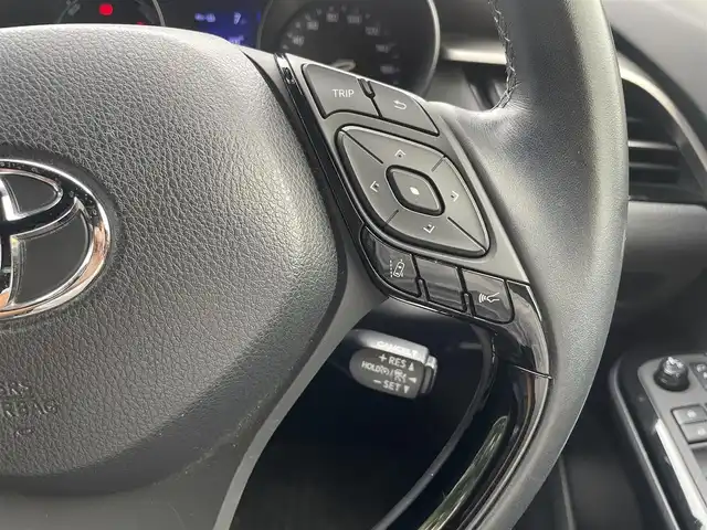 トヨタ Ｃ－ＨＲ G 熊本県 2017(平29)年 9.7万km ホワイトパールクリスタルシャイン モデリスタフルエアロ/TRD18インチアルミホイール/革シート/ワンオーナー/プッシュスタート/純正ナビ/（CD・DVD・フルセグTV・BTオーディオ・SD）/バックカメラ/ビルトインETC/レーダークルーズ/前席シートヒーター/LEDヘッドライト/オートライト/フォグライト/前後コーナーセンサー/横滑り防止装置/ウィンカーミラー/純正フロアマット/純正ドアバイザー/新車保証書/取扱説明書/スマートスペアキー×1本