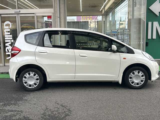 ホンダ フィット 13G 高知県 2013(平25)年 6.2万km プレミアムホワイトパール 純正オーディオ/ポータブルナビ/スペアキー