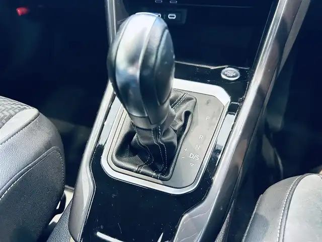 フォルクスワーゲン Ｔ－ロック TDI Rライン 大阪府 2021(令3)年 2.5万km ホワイトシルバーメタリック ACC/純正ナビ/バックカメラ/applecarplay/純正19インチAW/LEDヘッドライト/電動リアゲート/クリアランスソナー/ブラインドスポット/パドルシフト/ルーフレール/スマートキー/ハーフレザー/ETＣ/ドラレコ