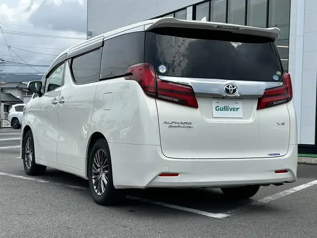 トヨタ アルファード エグゼクティブ ラウンジ 長崎県 2019(平31)年 3.3万km ラグジュアリーホワイトパールクリスタルシャインガラスフレーク ツインムーンルーフ/純正9型ナビ/フルセグTV/両側パワースライドドア/パワーバックドア/パノラミックビューモニター/ビルトインETC2.0/純正12型後席用フリップダウンモニター/レーダークルーズコントロール/インテリジェントクリアランスソナー/セーフティセンス/・衝突被害軽減ブレーキ/・車線維持支援/逸脱警報/・標識認識機能/ブラインドスポットモニター/後方車両検知/デジタルインナーミラー/3眼LEDヘッドランプ/デュアルオートエアコン/木目調/革巻きコンビステアリング/ステアリングヒーター/純正OPベージュ革シート/前席/2列目シートヒーター/前席パワーシート/運転席ポジションメモリー/助手席パワーオットマン/2列目エグゼクティブラウンジシート/JBLプレミアムサウンドシステム/純正17インチアルミホイール/スマートキー/プッシュエンジンスタート/禁煙車