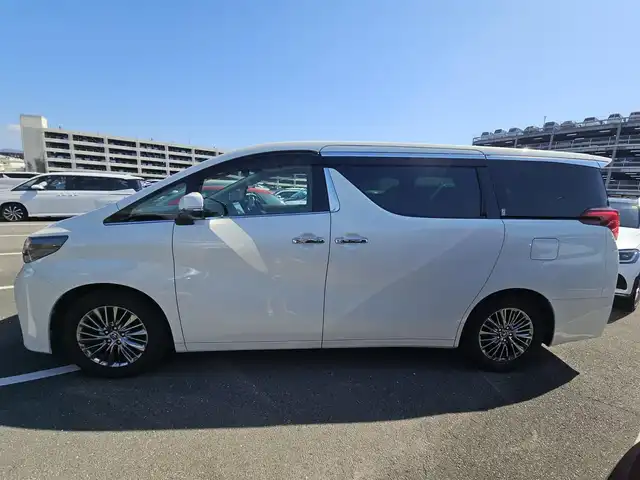 トヨタ アルファード エグゼクティブ ラウンジ 長崎県 2019(平31)年 3.3万km ラグジュアリーホワイトパールクリスタルシャインガラスフレーク ツインムーンルーフ/純正9型ナビ/フルセグTV/両側パワースライドドア/パワーバックドア/パノラミックビューモニター/ビルトインETC2.0/純正12型後席用フリップダウンモニター/レーダークルーズコントロール/インテリジェントクリアランスソナー/セーフティセンス/・衝突被害軽減ブレーキ/・車線維持支援/逸脱警報/・標識認識機能/ブラインドスポットモニター/後方車両検知/デジタルインナーミラー/3眼LEDヘッドランプ/デュアルオートエアコン/木目調/革巻きコンビステアリング/ステアリングヒーター/純正OPベージュ革シート/前席/2列目シートヒーター/前席パワーシート/運転席ポジションメモリー/助手席パワーオットマン/2列目エグゼクティブラウンジシート/JBLプレミアムサウンドシステム/純正17インチアルミホイール/スマートキー/プッシュエンジンスタート/禁煙車