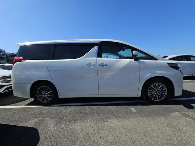 トヨタ アルファード エグゼクティブ ラウンジ 長崎県 2019(平31)年 3.3万km ラグジュアリーホワイトパールクリスタルシャインガラスフレーク ツインムーンルーフ/純正9型ナビ/フルセグTV/両側パワースライドドア/パワーバックドア/パノラミックビューモニター/ビルトインETC2.0/純正12型後席用フリップダウンモニター/レーダークルーズコントロール/インテリジェントクリアランスソナー/セーフティセンス/・衝突被害軽減ブレーキ/・車線維持支援/逸脱警報/・標識認識機能/ブラインドスポットモニター/後方車両検知/デジタルインナーミラー/3眼LEDヘッドランプ/デュアルオートエアコン/木目調/革巻きコンビステアリング/ステアリングヒーター/純正OPベージュ革シート/前席/2列目シートヒーター/前席パワーシート/運転席ポジションメモリー/助手席パワーオットマン/2列目エグゼクティブラウンジシート/JBLプレミアムサウンドシステム/純正17インチアルミホイール/スマートキー/プッシュエンジンスタート/禁煙車