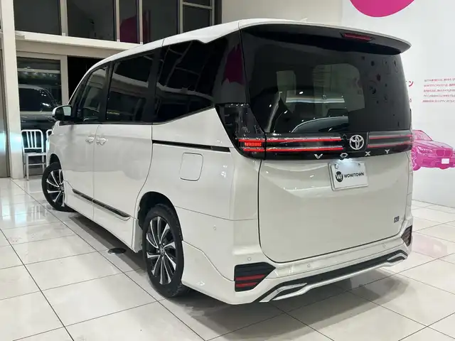 トヨタ ヴォクシー S－Z 埼玉県 2022(令4)年 2.5万km ホワイトパールクリスタルシャイン セーフティセンス/モデリスタフルエアロ/純正10.5インチナビ/　　CD/DVD/BT/USB/HDMI/フルセグ/全方位カメラ/両側パワースライドドア/レーダークルーズコントロール/レーンキープアシスト/LEDヘッドライト/ハーフレザーシート/シートヒーター/純正17インチアルミホイール/ETC2.0/スマートキー×2/禁煙車