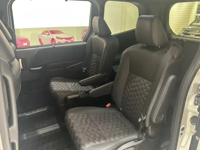 トヨタ ヴォクシー S－Z 埼玉県 2022(令4)年 2.5万km ホワイトパールクリスタルシャイン セーフティセンス/モデリスタフルエアロ/純正10.5インチナビ/　　CD/DVD/BT/USB/HDMI/フルセグ/全方位カメラ/両側パワースライドドア/レーダークルーズコントロール/レーンキープアシスト/LEDヘッドライト/ハーフレザーシート/シートヒーター/純正17インチアルミホイール/ETC2.0/スマートキー×2/禁煙車