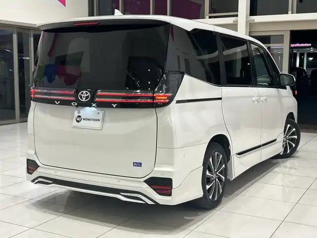 トヨタ ヴォクシー S－Z 埼玉県 2022(令4)年 2.5万km ホワイトパールクリスタルシャイン セーフティセンス/モデリスタフルエアロ/純正10.5インチナビ/　　CD/DVD/BT/USB/HDMI/フルセグ/全方位カメラ/両側パワースライドドア/レーダークルーズコントロール/レーンキープアシスト/LEDヘッドライト/ハーフレザーシート/シートヒーター/純正17インチアルミホイール/ETC2.0/スマートキー×2/禁煙車