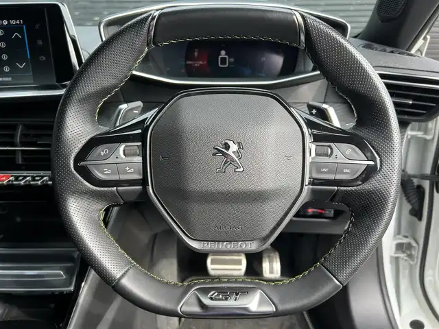 プジョー ２００８ GTライン 宮崎県 2020(令2)年 2.2万km BLANC NACRE 純正ディスプレイオーディオ/・USB/・Bluetooth/・CarPlay/・AM/FM/LEDライト/・ブラインドスポットモニター/・アダプティブクルーズコントロール/・インテリジェントハイビーム/・オートライト/・ディレクショナルヘッドランプ/・レーンキープアシスト/ブラックハーフレザーシート/・DN席シートヒーター/パノラミックサンルーフ/前後ドライブレコーダー/バックカメラ/ETC/スマートキー/プッシュスタート