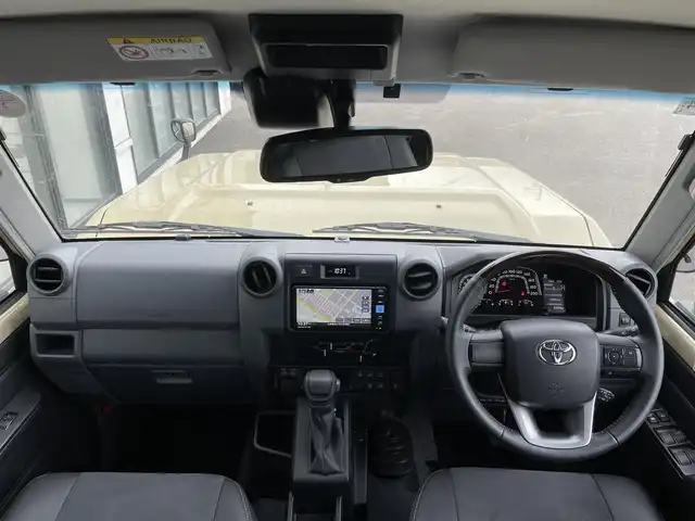 トヨタ ランドクルーザー AX 道央・札幌 2024(令6)年 0.7万km ベージュ ４WD/純正ディーラーOPナビ/CD/DVD/BT/フルセグ/プリクラッシュセーフティ/横滑り防止装置/クルーズコントロール/ダウンヒルアシストコントロール/バックカメラ/ETC/デフロック/PWRHAUL/2ndSTART/トランスファレバー/自動防眩ミラー/MTモード付AT/リモコンキー/LEDヘッドライト/オートライト/オートハイビーム/フォグランプ/ヘッドライトレベライザー/純正フロアマット/ドアバイザー/スペアキー/社外AW付冬タイヤ積込/265/70/R16/2023年/山9mm