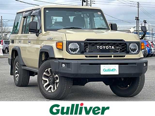 トヨタ ランドクルーザー AX 道央・札幌 2024(令6)年 0.7万km ベージュ ４WD/純正ディーラーOPナビ/CD/DVD/BT/フルセグ/プリクラッシュセーフティ/横滑り防止装置/クルーズコントロール/ダウンヒルアシストコントロール/バックカメラ/ETC/デフロック/PWRHAUL/2ndSTART/トランスファレバー/自動防眩ミラー/MTモード付AT/リモコンキー/LEDヘッドライト/オートライト/オートハイビーム/フォグランプ/ヘッドライトレベライザー/純正フロアマット/ドアバイザー/スペアキー/社外AW付冬タイヤ積込/265/70/R16/2023年/山9mm