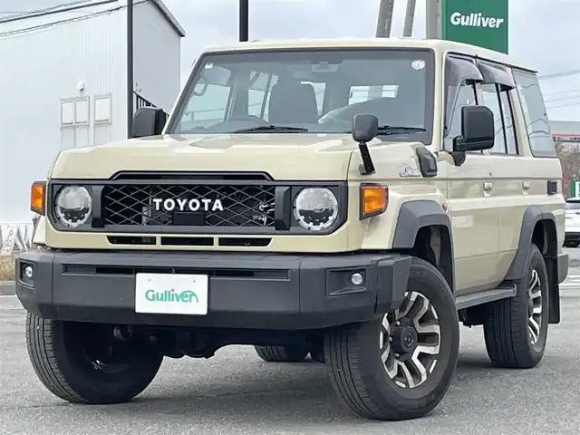 トヨタ ランドクルーザー AX 道央・札幌 2024(令6)年 0.7万km ベージュ ４WD/純正ディーラーOPナビ/CD/DVD/BT/フルセグ/プリクラッシュセーフティ/横滑り防止装置/クルーズコントロール/ダウンヒルアシストコントロール/バックカメラ/ETC/デフロック/PWRHAUL/2ndSTART/トランスファレバー/自動防眩ミラー/MTモード付AT/リモコンキー/LEDヘッドライト/オートライト/オートハイビーム/フォグランプ/ヘッドライトレベライザー/純正フロアマット/ドアバイザー/スペアキー/社外AW付冬タイヤ積込/265/70/R16/2023年/山9mm