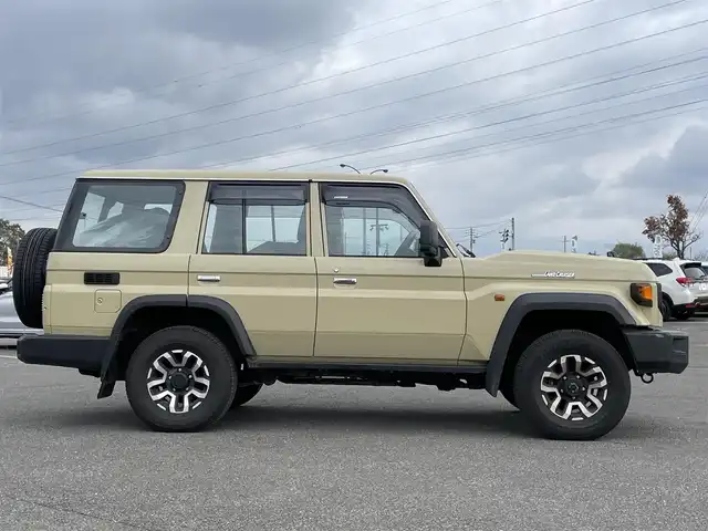 トヨタ ランドクルーザー AX 道央・札幌 2024(令6)年 0.7万km ベージュ ４WD/純正ディーラーOPナビ/CD/DVD/BT/フルセグ/プリクラッシュセーフティ/横滑り防止装置/クルーズコントロール/ダウンヒルアシストコントロール/バックカメラ/ETC/デフロック/PWRHAUL/2ndSTART/トランスファレバー/自動防眩ミラー/MTモード付AT/リモコンキー/LEDヘッドライト/オートライト/オートハイビーム/フォグランプ/ヘッドライトレベライザー/純正フロアマット/ドアバイザー/スペアキー/社外AW付冬タイヤ積込/265/70/R16/2023年/山9mm