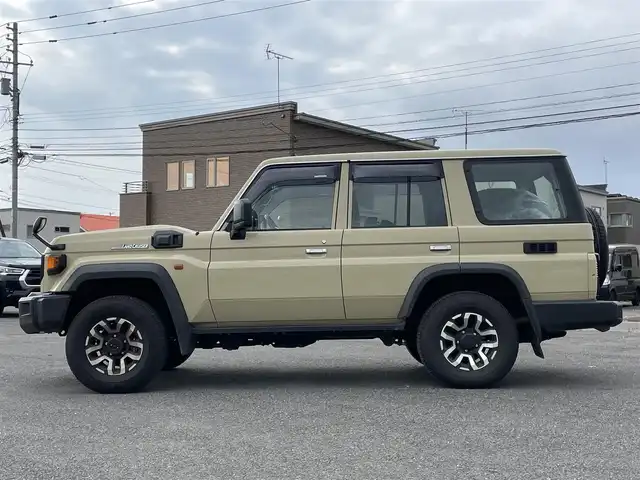 トヨタ ランドクルーザー AX 道央・札幌 2024(令6)年 0.7万km ベージュ ４WD/純正ディーラーOPナビ/CD/DVD/BT/フルセグ/プリクラッシュセーフティ/横滑り防止装置/クルーズコントロール/ダウンヒルアシストコントロール/バックカメラ/ETC/デフロック/PWRHAUL/2ndSTART/トランスファレバー/自動防眩ミラー/MTモード付AT/リモコンキー/LEDヘッドライト/オートライト/オートハイビーム/フォグランプ/ヘッドライトレベライザー/純正フロアマット/ドアバイザー/スペアキー/社外AW付冬タイヤ積込/265/70/R16/2023年/山9mm