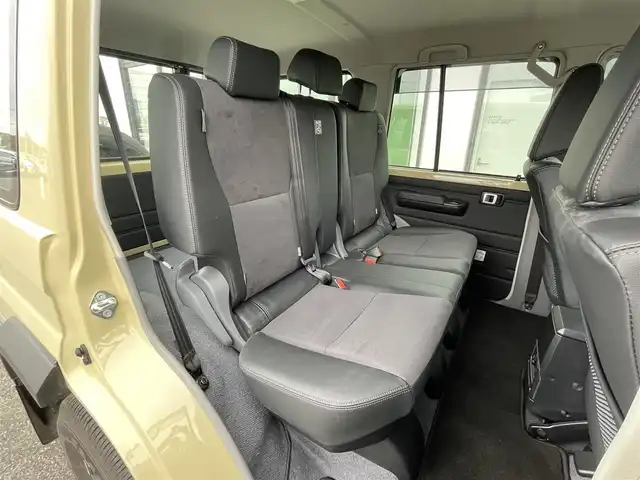 トヨタ ランドクルーザー AX 道央・札幌 2024(令6)年 0.7万km ベージュ ４WD/純正ディーラーOPナビ/CD/DVD/BT/フルセグ/プリクラッシュセーフティ/横滑り防止装置/クルーズコントロール/ダウンヒルアシストコントロール/バックカメラ/ETC/デフロック/PWRHAUL/2ndSTART/トランスファレバー/自動防眩ミラー/MTモード付AT/リモコンキー/LEDヘッドライト/オートライト/オートハイビーム/フォグランプ/ヘッドライトレベライザー/純正フロアマット/ドアバイザー/スペアキー/社外AW付冬タイヤ積込/265/70/R16/2023年/山9mm