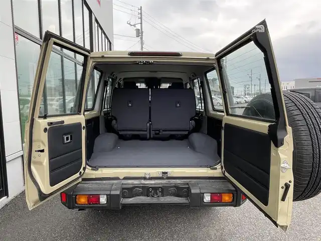 トヨタ ランドクルーザー AX 道央・札幌 2024(令6)年 0.7万km ベージュ ４WD/純正ディーラーOPナビ/CD/DVD/BT/フルセグ/プリクラッシュセーフティ/横滑り防止装置/クルーズコントロール/ダウンヒルアシストコントロール/バックカメラ/ETC/デフロック/PWRHAUL/2ndSTART/トランスファレバー/自動防眩ミラー/MTモード付AT/リモコンキー/LEDヘッドライト/オートライト/オートハイビーム/フォグランプ/ヘッドライトレベライザー/純正フロアマット/ドアバイザー/スペアキー/社外AW付冬タイヤ積込/265/70/R16/2023年/山9mm