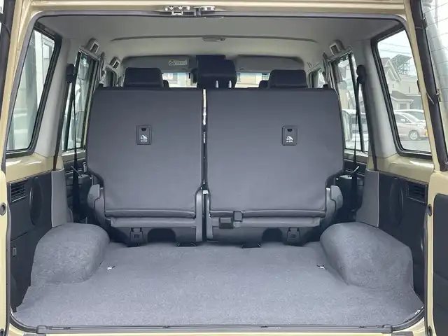 トヨタ ランドクルーザー AX 道央・札幌 2024(令6)年 0.7万km ベージュ ４WD/純正ディーラーOPナビ/CD/DVD/BT/フルセグ/プリクラッシュセーフティ/横滑り防止装置/クルーズコントロール/ダウンヒルアシストコントロール/バックカメラ/ETC/デフロック/PWRHAUL/2ndSTART/トランスファレバー/自動防眩ミラー/MTモード付AT/リモコンキー/LEDヘッドライト/オートライト/オートハイビーム/フォグランプ/ヘッドライトレベライザー/純正フロアマット/ドアバイザー/スペアキー/社外AW付冬タイヤ積込/265/70/R16/2023年/山9mm