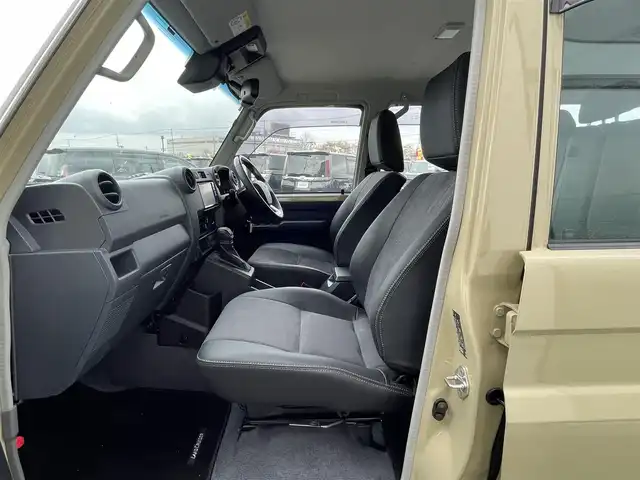 トヨタ ランドクルーザー AX 道央・札幌 2024(令6)年 0.7万km ベージュ ４WD/純正ディーラーOPナビ/CD/DVD/BT/フルセグ/プリクラッシュセーフティ/横滑り防止装置/クルーズコントロール/ダウンヒルアシストコントロール/バックカメラ/ETC/デフロック/PWRHAUL/2ndSTART/トランスファレバー/自動防眩ミラー/MTモード付AT/リモコンキー/LEDヘッドライト/オートライト/オートハイビーム/フォグランプ/ヘッドライトレベライザー/純正フロアマット/ドアバイザー/スペアキー/社外AW付冬タイヤ積込/265/70/R16/2023年/山9mm